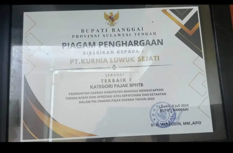 Bupati Amirudin Beri Penghargaan PT.KLS, Terbaik 1 Pembayaran Pajak BPHTB